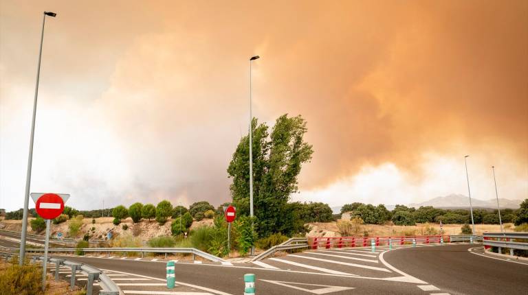 <i>Carretera cortada, en Chapinería, Madrid (España). / A. Pérez Meca / Europa Press. </i>