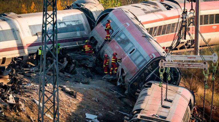 <i>Efectivos de la UME trabajan en los vagones descarrilados en la zona del accidente ferroviario en Urda. / Europa Press. </i>