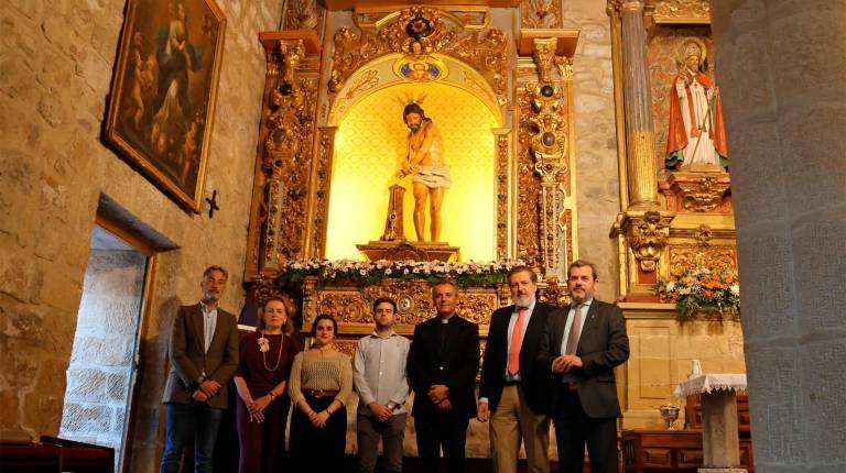 <i>Foto de familia junto a la columna restaurada. / Fundación Caja Rural Jaén.</i>