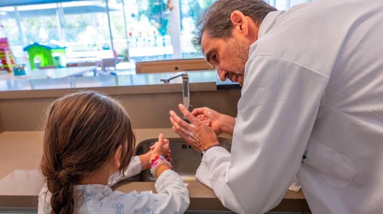 <i>Taller sobre la importancia del lavado de manos para prevenir infecciones respiratorias. / Junta de Andalucía.</i>
