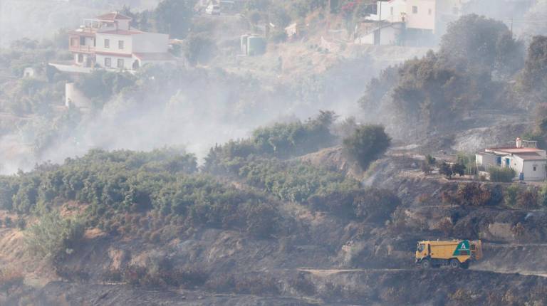 <i>Trabajos de extinción con medios aéreos del incendio declarado en Cómpeta. / Europa Press. </i>