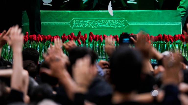 <i>Acto de conmemoración por el antiguo líder supremo de Irán, el ayatolá Alí Jamenei, cerca de la Huseiniya Imam Jomeini de la capital, Teherán (archivo). / Europa Press.</i>