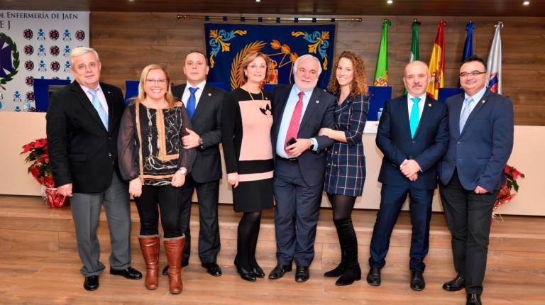 UNIDOS. <i>El presidente del Colegio de Enfermería, Francisco Lendínez, con miembros de la junta de gobierno.</i>