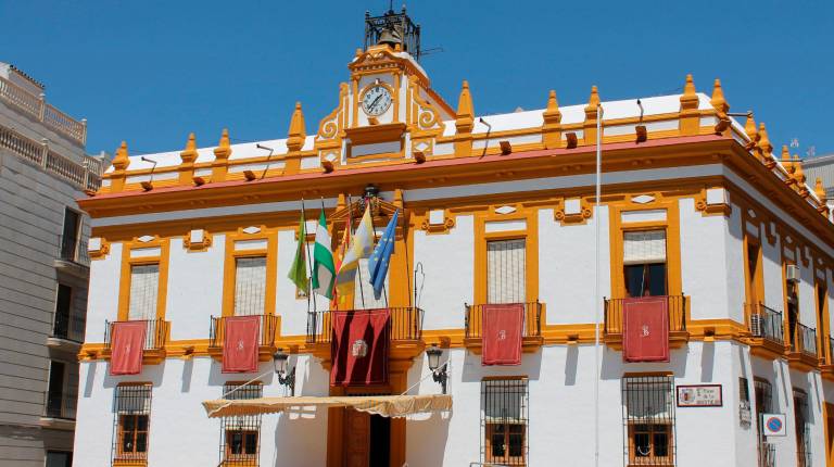 <i>Fachada del Ayuntamiento de Bailén. / Ayuntamiento de Bailén. </i>