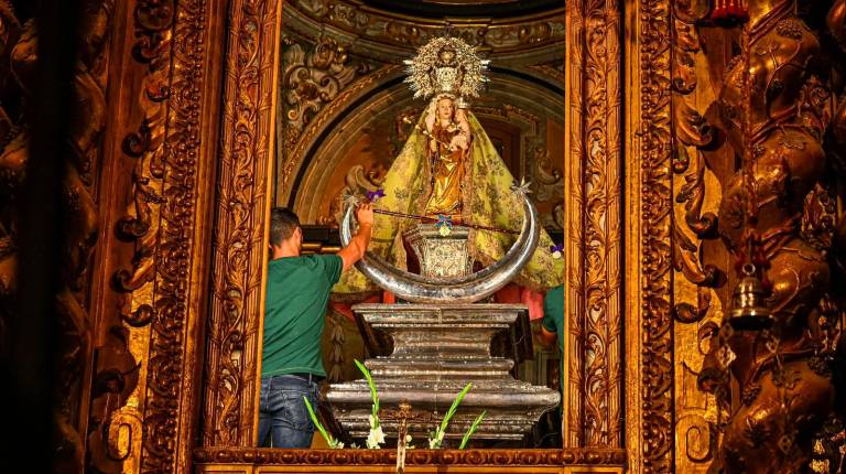 Fotogalería: Tradicional ofrenda del Real Jaén a la Virgen de la Capilla