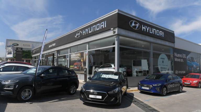 <span class=mln_uppercase_mln>GRAN CARTERA. </span><i>A la izquierda, empleados de Jadisa, en la exposición de Mercedes. A la derecha, muestra de vehículos Hyundai, otra de las concesiones que tiene el Grupo.</i>
