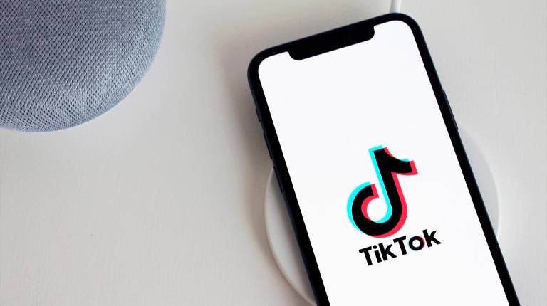 <i>Móvil con imagen de la red social TikTok. Archivo.</i>