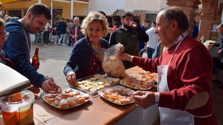 <i>Vecinos disfrutando de tapas en la XXI Fiesta de la Matanza. / Juan Antonio Cabrera / Diario JAÉN. </i>