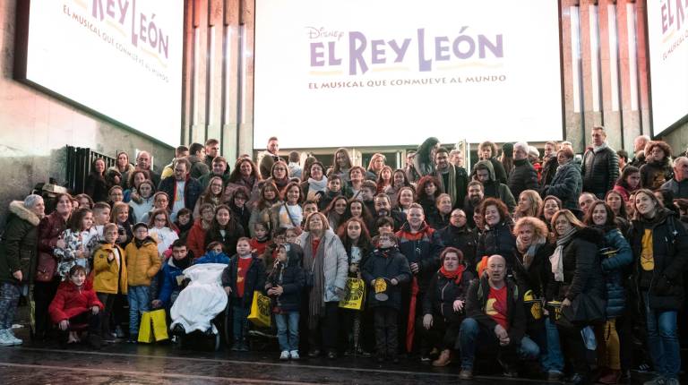 EXCURSIÓN.<i> Foto de familia de los socios de “Pídeme la Luna”, que asistieron al musical “El Rey León”.</i>