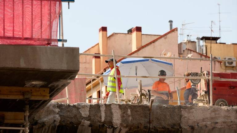 <i>Varios albañiles trabajan en una obra. Archivo. / Europa Press.</i>