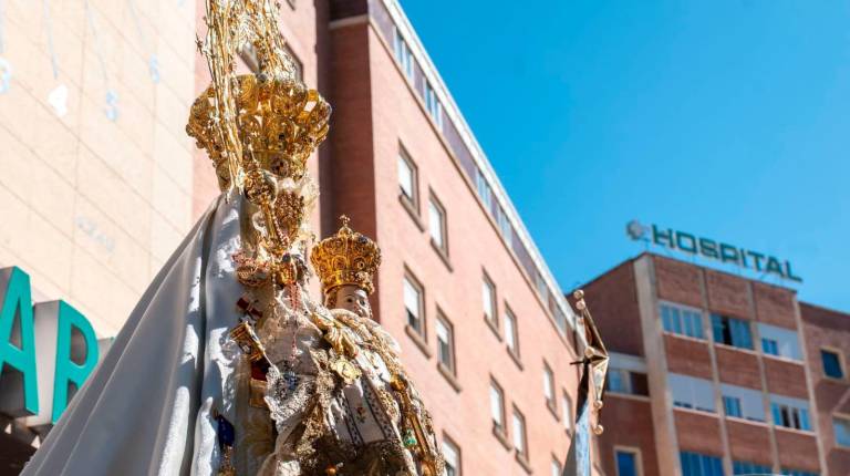 Fotogalería: Los sanitarios introducen a la Virgen de la Capilla en el Hospital Universitario de Jaén en una visita histórica