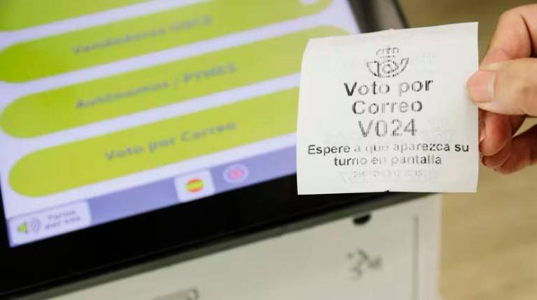 <i>Un ticket de turno de voto por correo en la oficina de Correos. Archivo. / Europa Press.</i>