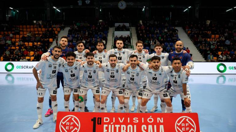 <i>Los jugadores del Jaén Paraíso Interior FS, antes del partido de la temporada pasada en la pista del CD Xota. </i>