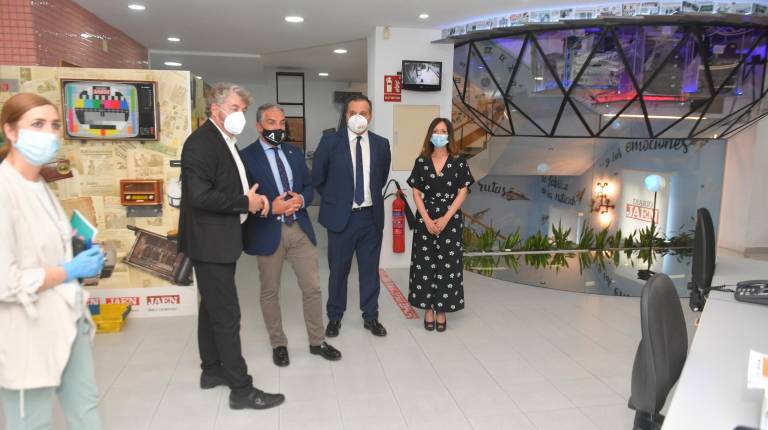 INSTALACIONES. <i>Elías Bendodo escucha las explicaciones del director de Diario JAÉN, Juan Espejo, en su visita al periódico provincial</i>
