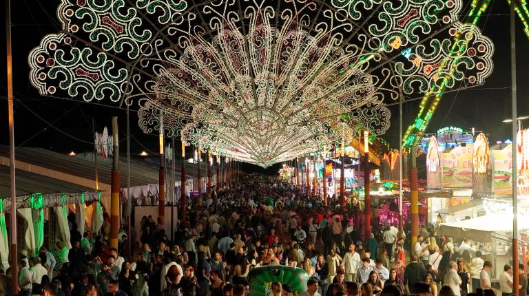 <i>Ambiente del sábado noche en el recinto ferial. / Juanjes García / Diario JAÉN.</i>