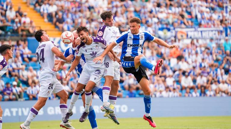 <i>Lucha en el área. / Hércules CF.</i>