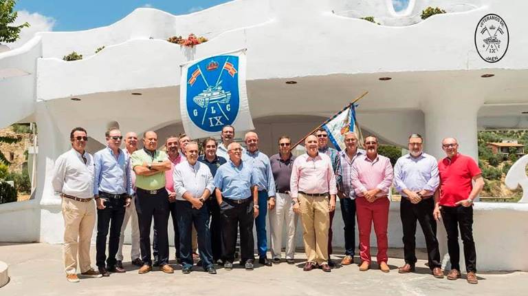 CONVIVENCIA. <i>Foto de familia de los militares que formaban parte del Grupo Ligero de Caballería, que tenía su sede en el cuartel de Vaciacostales.</i>