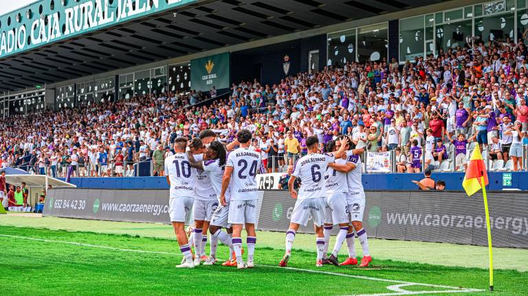 <i>El Real Jaén celebra con la grada el gol de Marco Siverio. / Miranda López / Real Jaén</i>