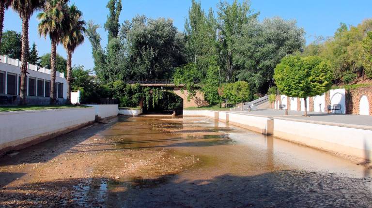 DECADENCIA.<i> Aspecto actual del Charco del Aguascebas, en el casco urbano de Mogón.</i>