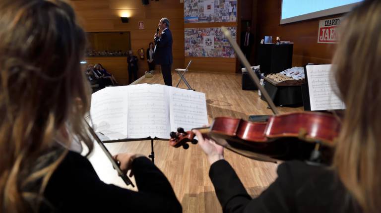 <span class=mln_uppercase_mln>TRÍO SONATA.</span><i> Con la música Ed Sheeran y la canción “Perfect” interpretada por las gemelas María Jesús y Maricarmen Millán Muñoz y Paco Burgos Muñoz puso la clausura al acto Julio Millán.</i>
