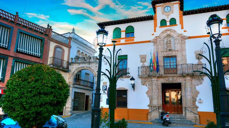<i>Fachada Ayuntamiento de Alcaudete. / Ayuntamiento de Alcaudete. </i>