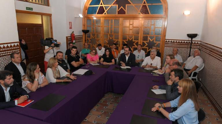 DIÁLOGO. <i>Participantes en la mesa de trabajo sobre la peatonalización, celebrada el pasado 20 de junio. </i>