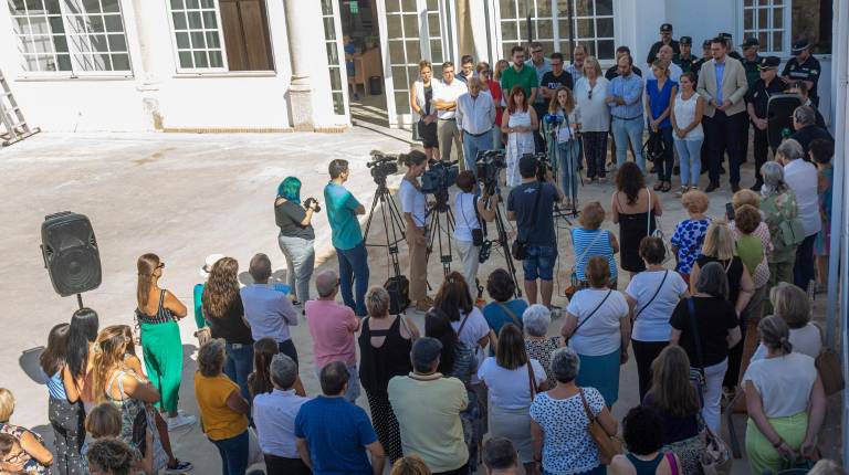 <i>Lectura del manifiesto junto al Ayuntamiento. / Jesús Delgado /Diario JAÉN.</i>