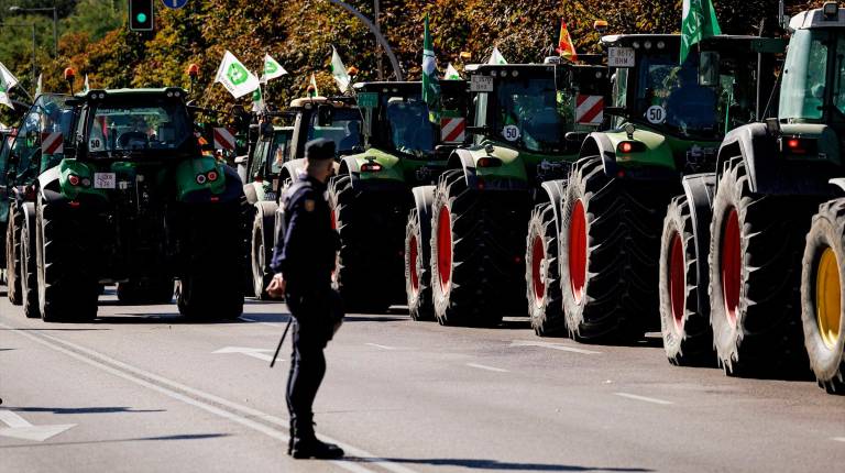 <i>Tractores a su salida de la capital tras desconvocarse la tractorada por el accidente ferroviario. / Carlos Luján / Europa Press.</i>