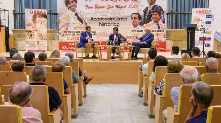 <i>El auditorio del Hospital de Santiago durante la presentación de los carteles de la feria taurina. / Jesús Delgado.</i>