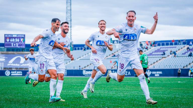 <i>Javi Moyano, Mario Martos, Agus Alonso y Migue García celebran un gol ante el Huétor Vega. / David Torres / Real Jaén.</i>