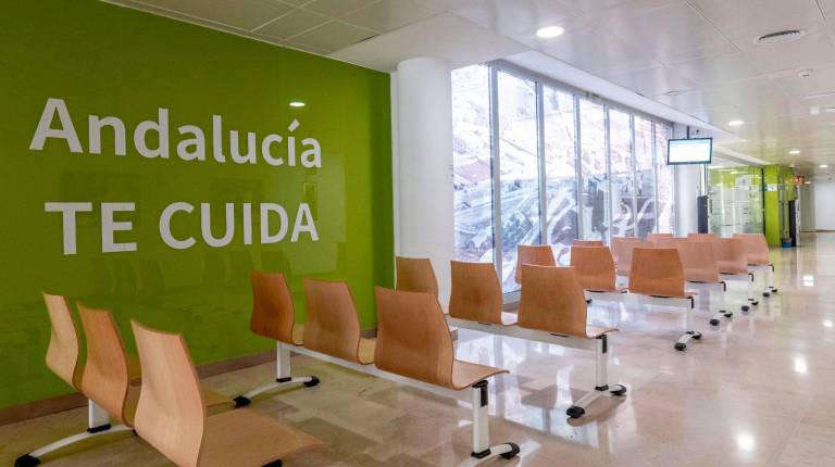 <i>Sala de espera en la planta baja del Centro Médico-Quirúrgico. / Junta de Andalucía.</i>