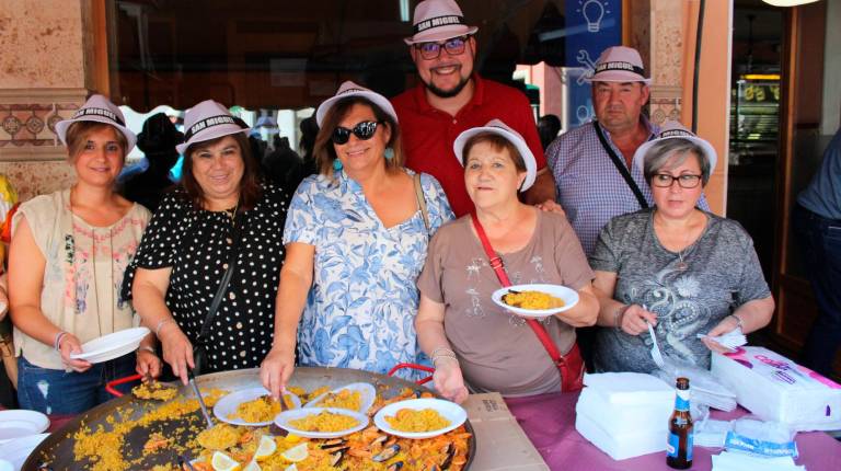 GASTRONOMÍA. <i>Representantes municipales y vecinales con platos de una de las paellas servidas durante el almuerzo. celebrado en El Llanete.</i>