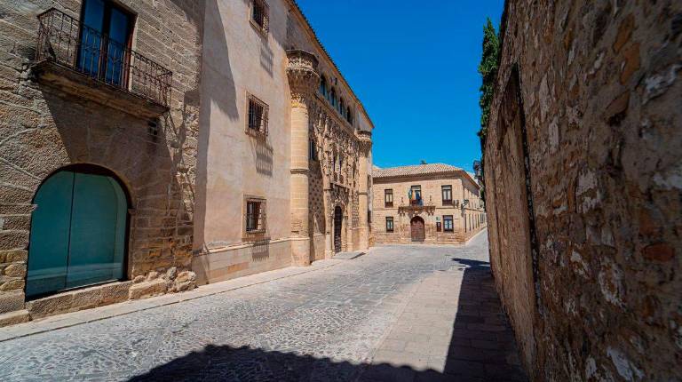 <i>asco histórico de Baeza, con el Palacio de Jabalquinto, sede de la UNIA, a la izquierda. Archivo. / Francisco J. Olmo / Europa Press.</i>