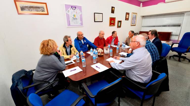 <span class=mln_uppercase_mln>REUNIÓN</span><i>. Cónclave de la Federación de Peñas con Andrés Rodríguez y Tomás Membrado.</i>
