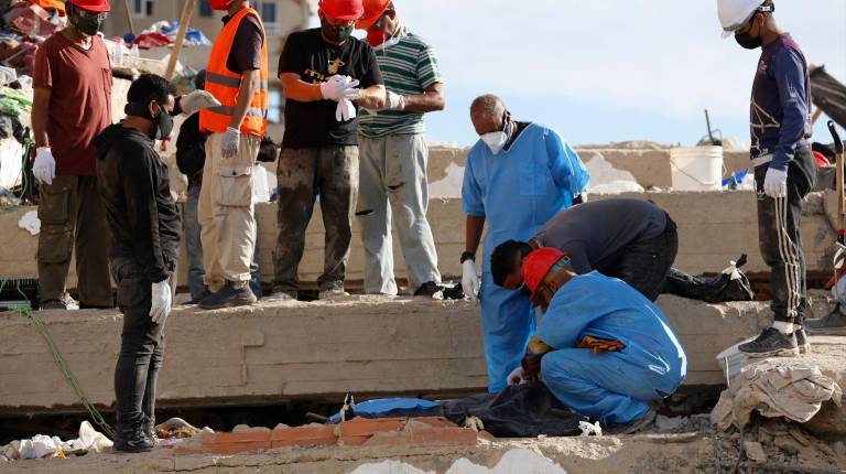 <i>Trabajo de rescate de los cuerpos de las víctimas. / Europa Press. </i>