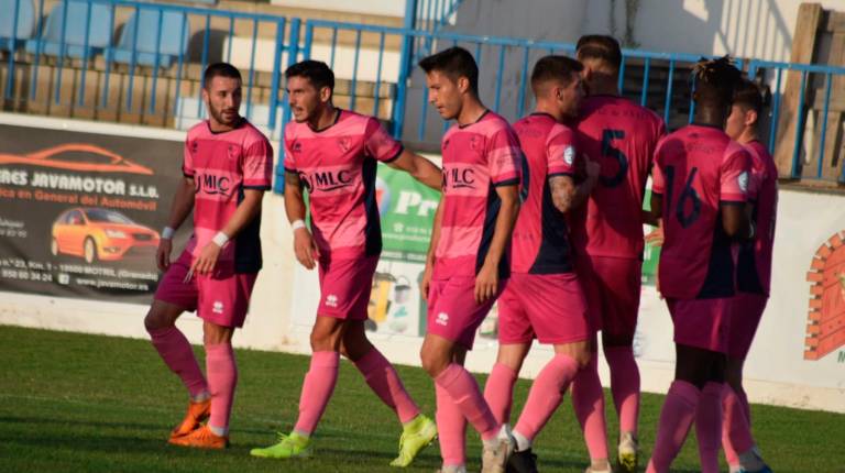 <span class=mln_uppercase_mln>MOMENTO.</span><i> Los jugadores del Linares Deportivo celebran el gol de Isra en el partido ante el Motril.</i>