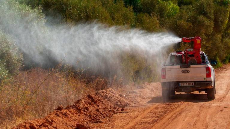 <i>Operarios realizan trabajos de control y tratamiento de mosquitos transmisores del virus del Nilo occidental. / Francisco J. Olmo / Europa Press. </i>