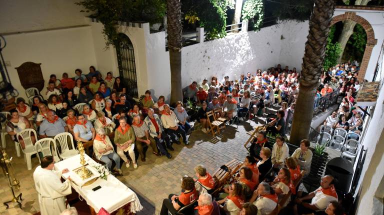 <i>Imagen de la vigilia con todos los participantes del camino. / Juan Antonio Cabrera</i>