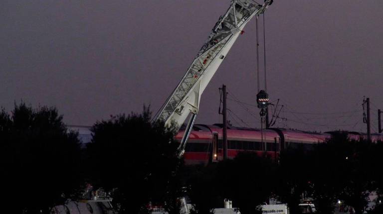 <i>Agentes de los Servicios de Emergencias trabajan en el lugar del accidente ferroviario de Urda. / Europa Press.</i>