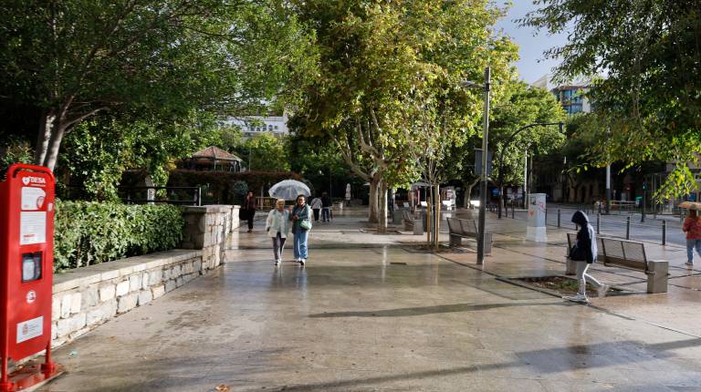 <i>Paseo de la Estación tras las lluvias de este lunes. / Jason Moyano / Diario JAÉN.</i>