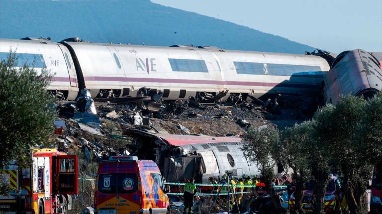 <i>Un amplio operativo trabaja en zona del accidente. / Juan Carlos Lucas / Europa Press.</i>
