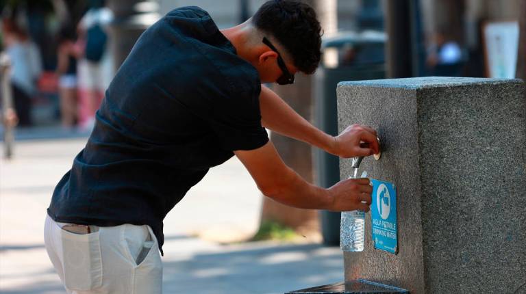 <i>Una persona se refresca en una fuente. Archivo. / Rocío Ruiz / Europa Press.</i>