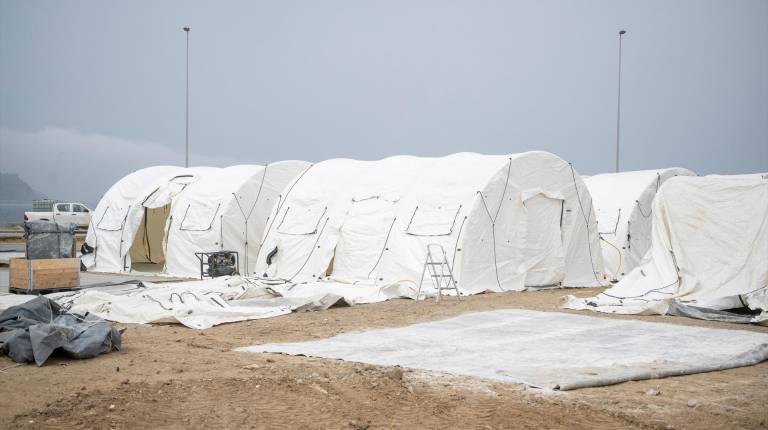 <i>Instalación de nuevas tiendas de campaña junto al Banco de Alimentos de Ceuta. / Europa Press. </i>