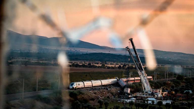 <i>Varias grúas trabajan en la zona del accidente ferroviario en Urda, Toledo. / Diego Radamés / Europa Press.</i>