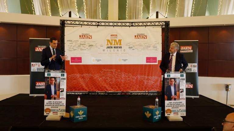 <i>Presidente de la Diputación Provincial de Jaén, Juan Latorre y el Director de Diario JAÉN, Juan Espejo durante “Diálogos Jaén, nuevo milenio”. / Jason Moyano / Diario JAÉN. </i>