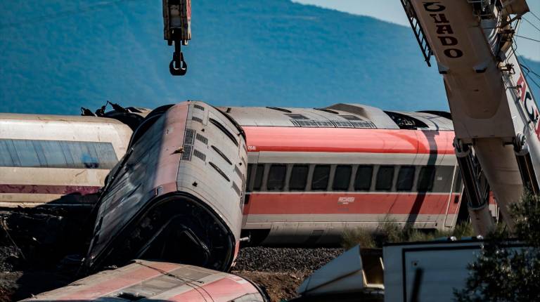 <i>Grúas trabajando en las labores de desescombro en el accidente ferroviario en Urda. / Europa Press.</i>