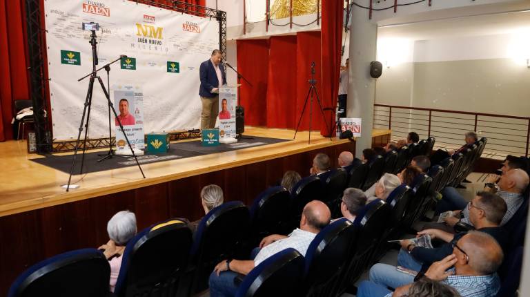 <i>El alcalde de Pegalajar, Manuel Carrascosa, durante su intervención en una nueva edición de los Diálogos “Jaén Nuevo Milenio”. / Jason Moyano / Diario JAÉN.</i>
