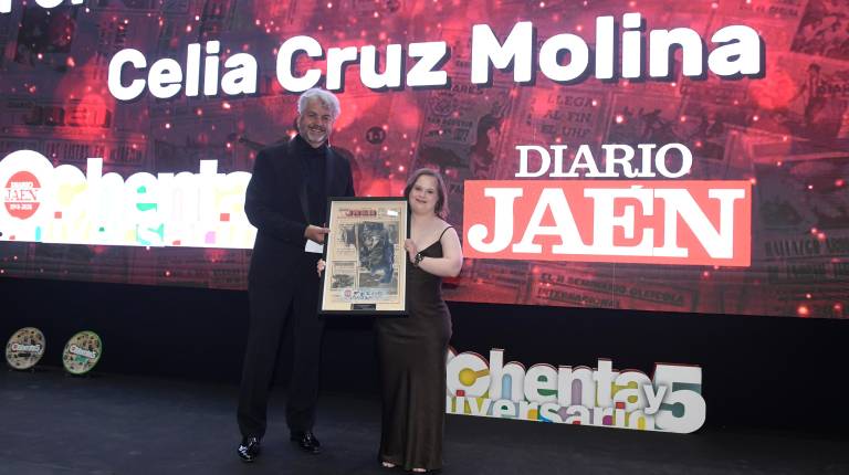<i>El director de Diario JAÉN, Juan Espejo, entrega el reconocimiento a Popular del Año a Celia Cruz, sobre el escenario del Olivo Arena. / Agustín Muñoz / Diario JAÉN.</i>