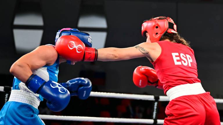 <i>La jiennense Marta López, durante el combate ante la ucraniana, Iuliia Chumgalakova. / Boxeo 21. </i>