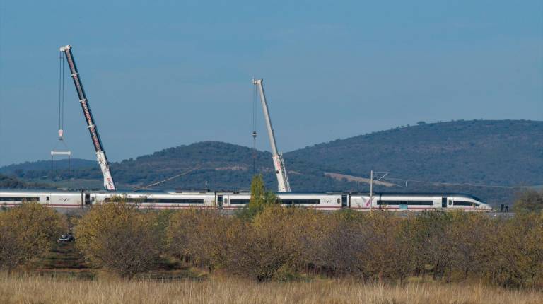 <i>Grúas trabajando en las labores de desescombro en el accidente ferroviario en Urda. / Europa Press.</i>